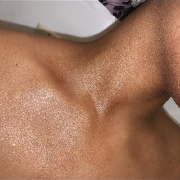 Body Shimmering Oil - Picture 3 of 3